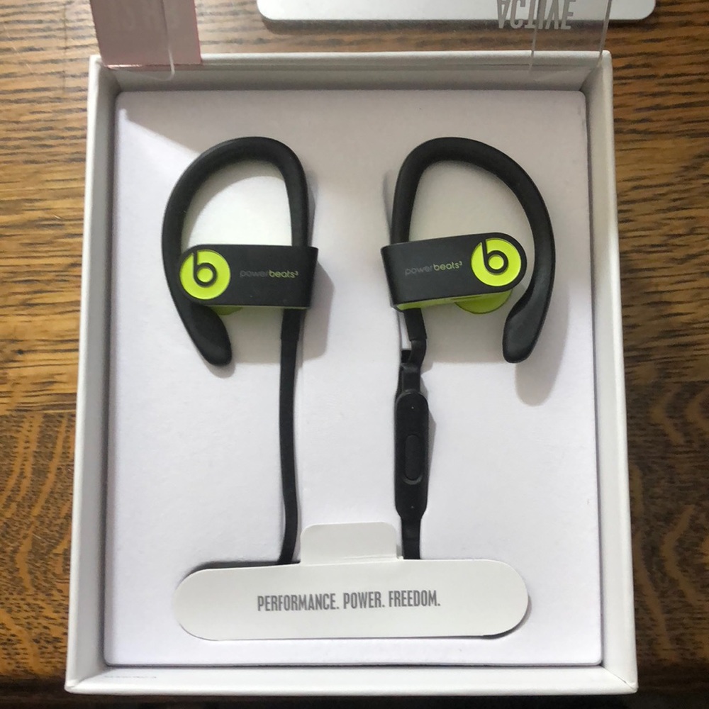 BRAND NEW POWERBEATS 3